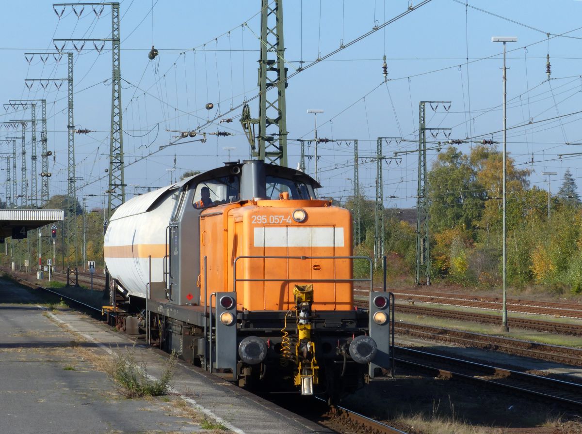 BEG (Bocholter Eisenbahngesellschaft) Diesellokomotive 295 057-4 Gleis 4 Emmerich am Rhein 31-10-2019.

BEG (Bocholter Eisenbahngesellschaft) diesellocomotief 295 057-4 Spoor 4 Emmerich am Rhein 31-10-2019.