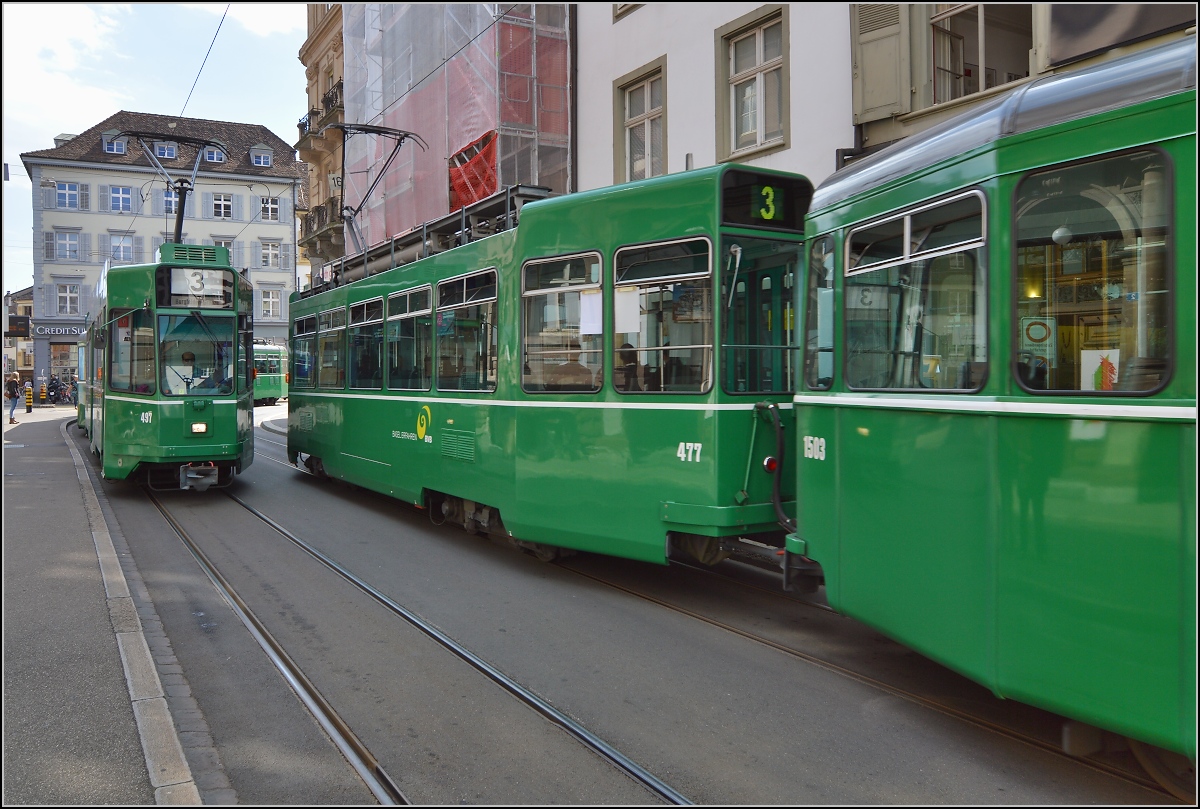 Begegnung zweier Cornichons Be 4/4 477 und 497 in der Spalenvorstadt von Basel. September 2015.