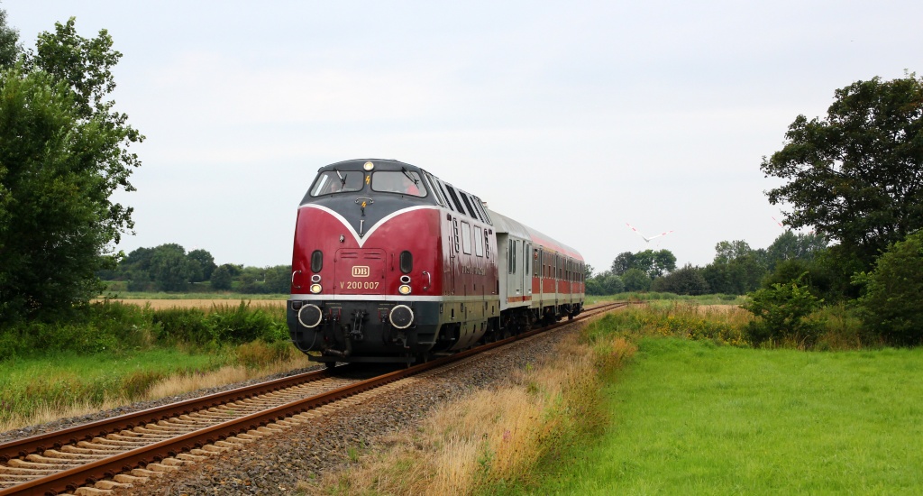 Beginn der Miniserie von Aufnahmen der V 200 007 aus Lübeck die als Dampflokersatz ihre Fahrten bei der neg erledigt. Hier konnte sie mit dem neuen Heizwagen 105 und 2 n-Wagen aus Kiel am Kronkoogsdeich auf dem Weg nach Dagebüll abgelichtet werden. 04.08.12