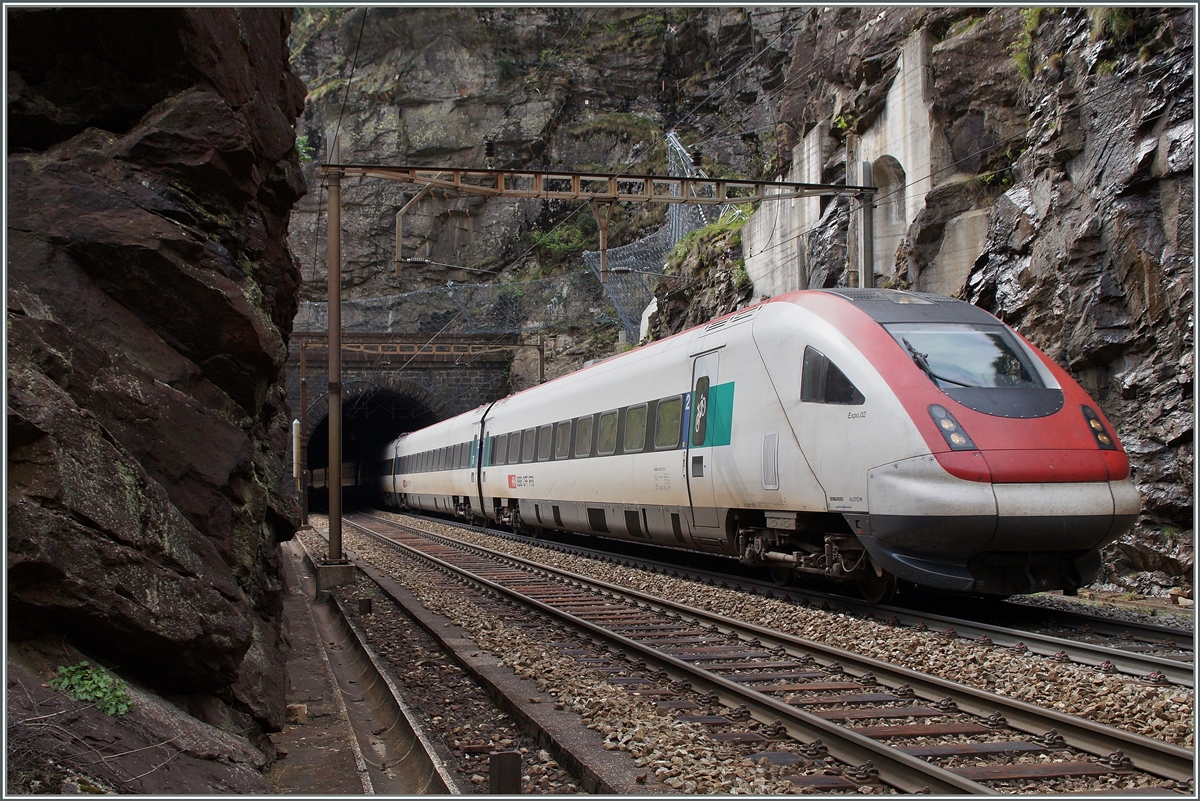 Bei der Blockstelle Piottino für ein Weg recht nahe ans Gleis, wo ich den ICN 672 von  Lugano nach Basel fotografieren konnte. 
6. Mai 2014