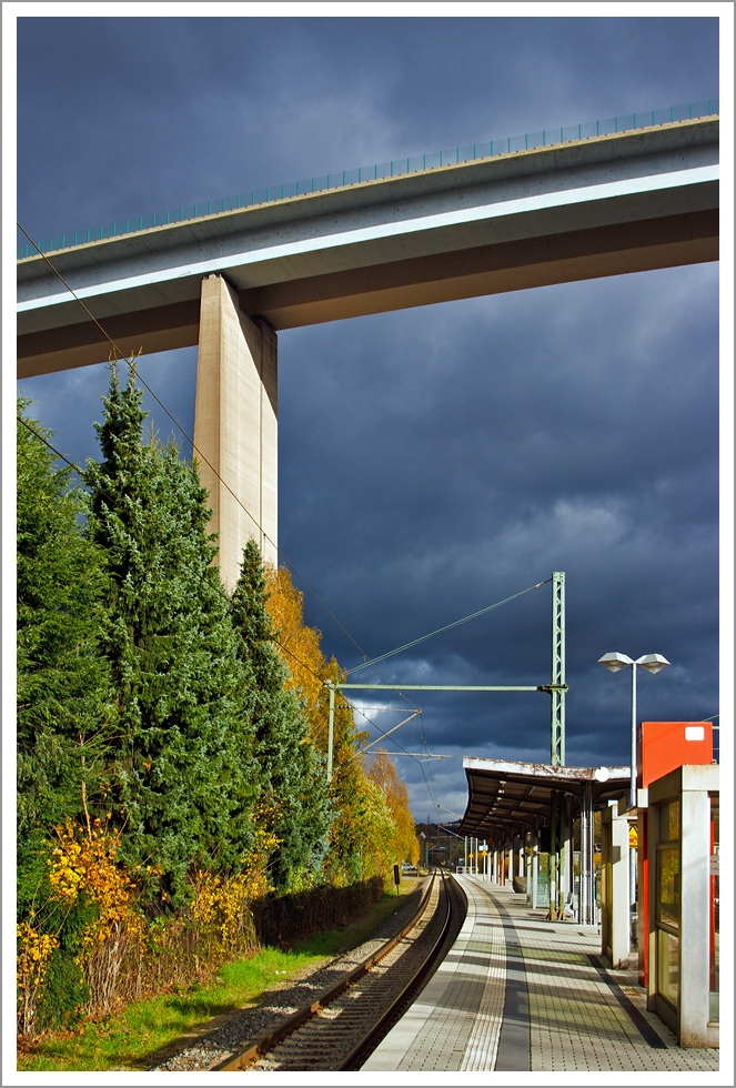 Bei dem tollen Licht war leider kein Zug in Sicht....
Die 105 m hohe Siegtalbrcke (der A45) berspannt das Siegtal, aber auch den Bahnhof Eiserfeld (Siegen-Eiserfeld) an der KBS 460 (Siegstrecke), wobei der Bahnhof eigentlich nur noch ein Haltepunkt ist. 
Aufgenommen am 09.11.2013 in Blickrichtung Siegen.

Hier muss man leider scrollen.