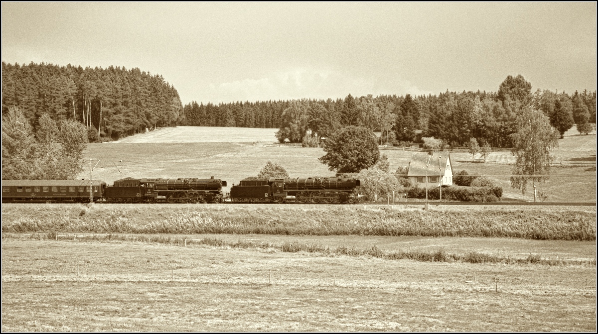 Bei diesem Motiv konnte ich nicht widerstehen, eine aufgeräumte Landschaft wie zu Großmutterns Zeiten... 01 202 und 001 150-2. Stockburg, August 2015. 

Vergleiche http://www.bahnbilder.de/bild/Deutschland~Galerien~Experimente+-+Anders+gesehen/887243/bei-diesem-motiv-konnte-ich-nicht.html ohne Körnung