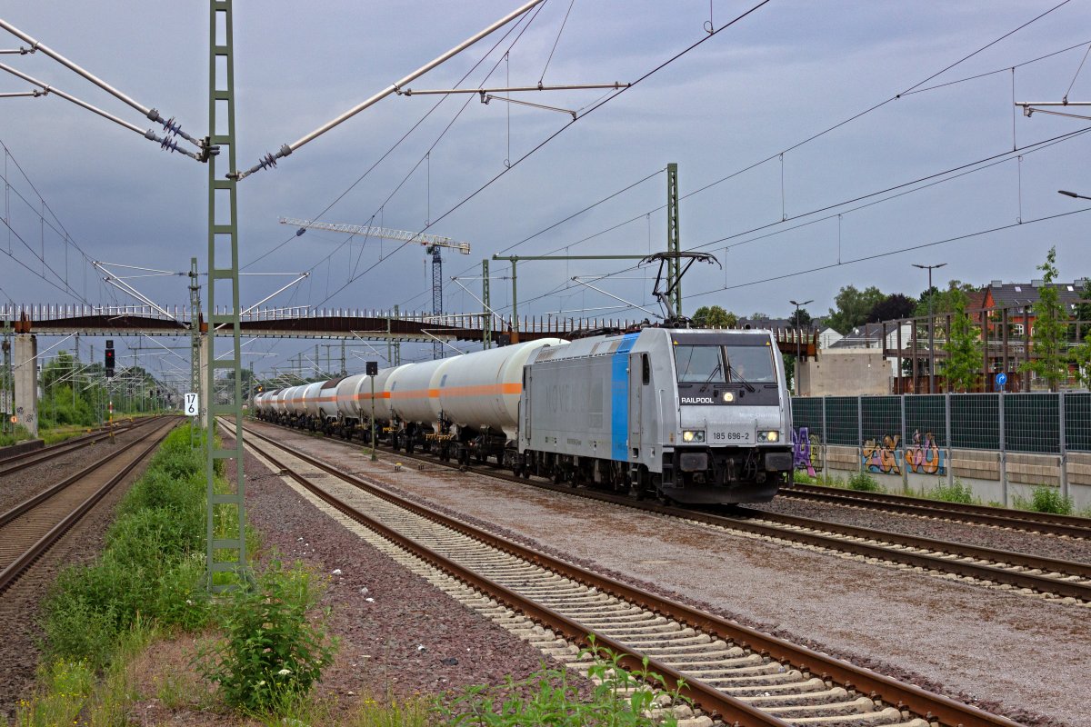 Bei einem Umbau des Bahnhofs Opladen wurden in den letzten Jahren die Gtergleise der Strecke von Hilden in Richtung Gremberg nher an die Strecke Solingen - Kln verlegt und ein neuer Bahnhofsvorplatz hinter den Gtergleisen errichtet. 185 696 rollt mit einem Kesselwagenzug auf ein rotes Signal zu, um einen Umleitungszug aus Richtung Kln den Vorrang zu gewhren.