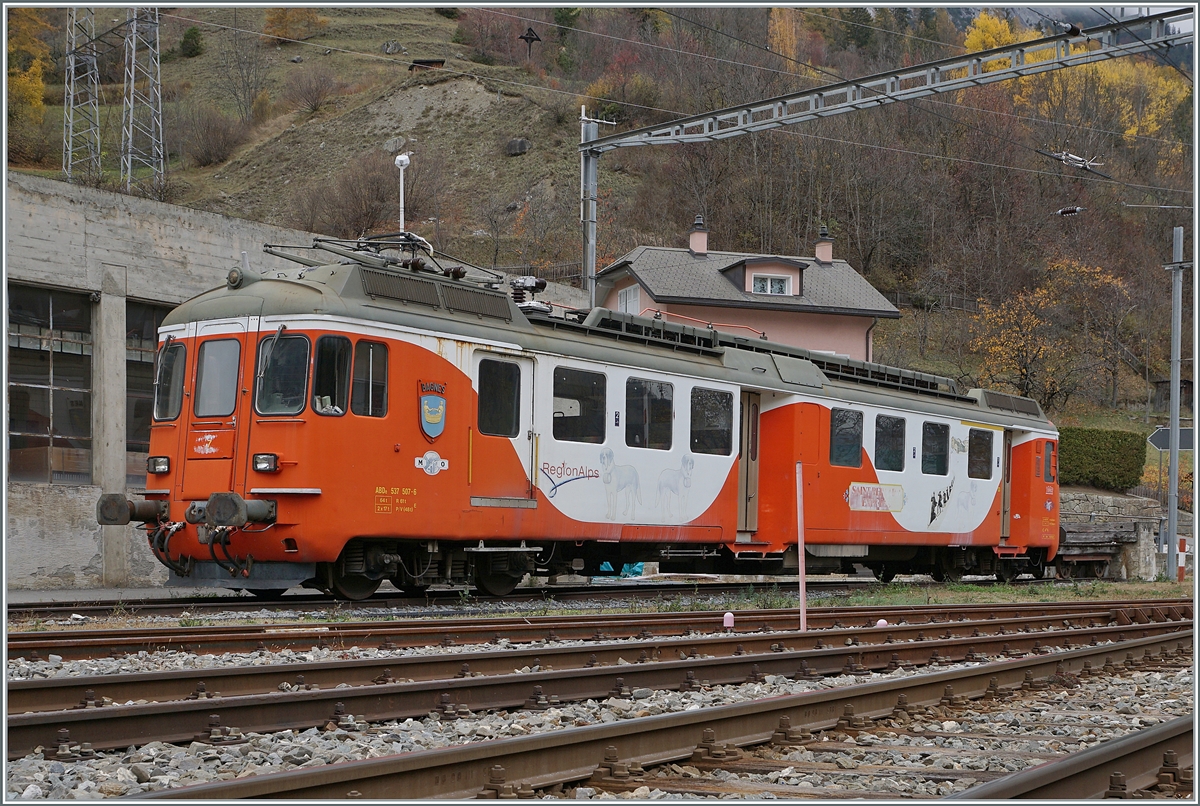 Bei der Einfahrt des Endbahnhofs von Orsières steht der TMR ABDe 537 507-9.

5. Nov. 2020