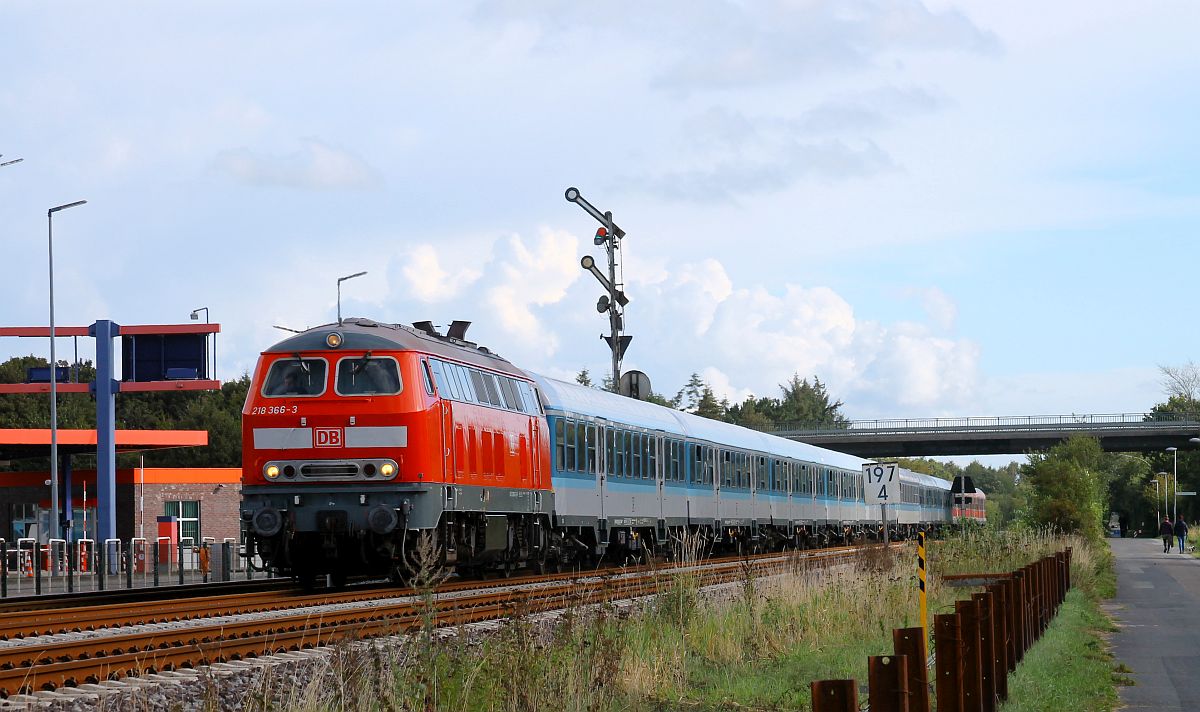 Bei der Einfahrt des Schüler-Sonderzug DPE 20179 von Wanne-Eickel nach Westerland, bestehend aus GfF n-Wagen und mit DB 218 366 an der Spitze in Niebüll, war auch pünktlich die Fotowolke zur Stelle, 19.09.2022