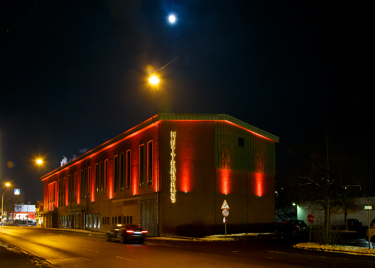 
Bei fast vollem Mond, das Hüttenhaus in Herdorf am 21.01.2015.

Das Hüttenhaus wurde 1953 von der damaligen Friedrichshütte AG errichtet. Durch das Engagement des Hüttendirektors Dipl.-Ing. Heinz Berndt baute das Unternehmen ein Belegschaftshaus, welches diversen Belangen aller Mitarbeiter dienen sollte. So entstand das  Hüttenhaus  und ermöglichte der Belegschaft Theatervorstellungen und Musikdarbietungen zu besuchen. Bis heute sind bekannte Schauspielhäuser und viele berühmte deutschsprachige Darsteller agiert auf der Bühne des Hüttenhauses und machen es weit über die Grenzen der Stadt Herdorf bekannt. 1968 wurde die Friedrichshütte geschlossen und um es als kulturellen Mittelpunkt für die Region zu erhalten, erwarb die Stadt Herdorf das Hüttenhaus.