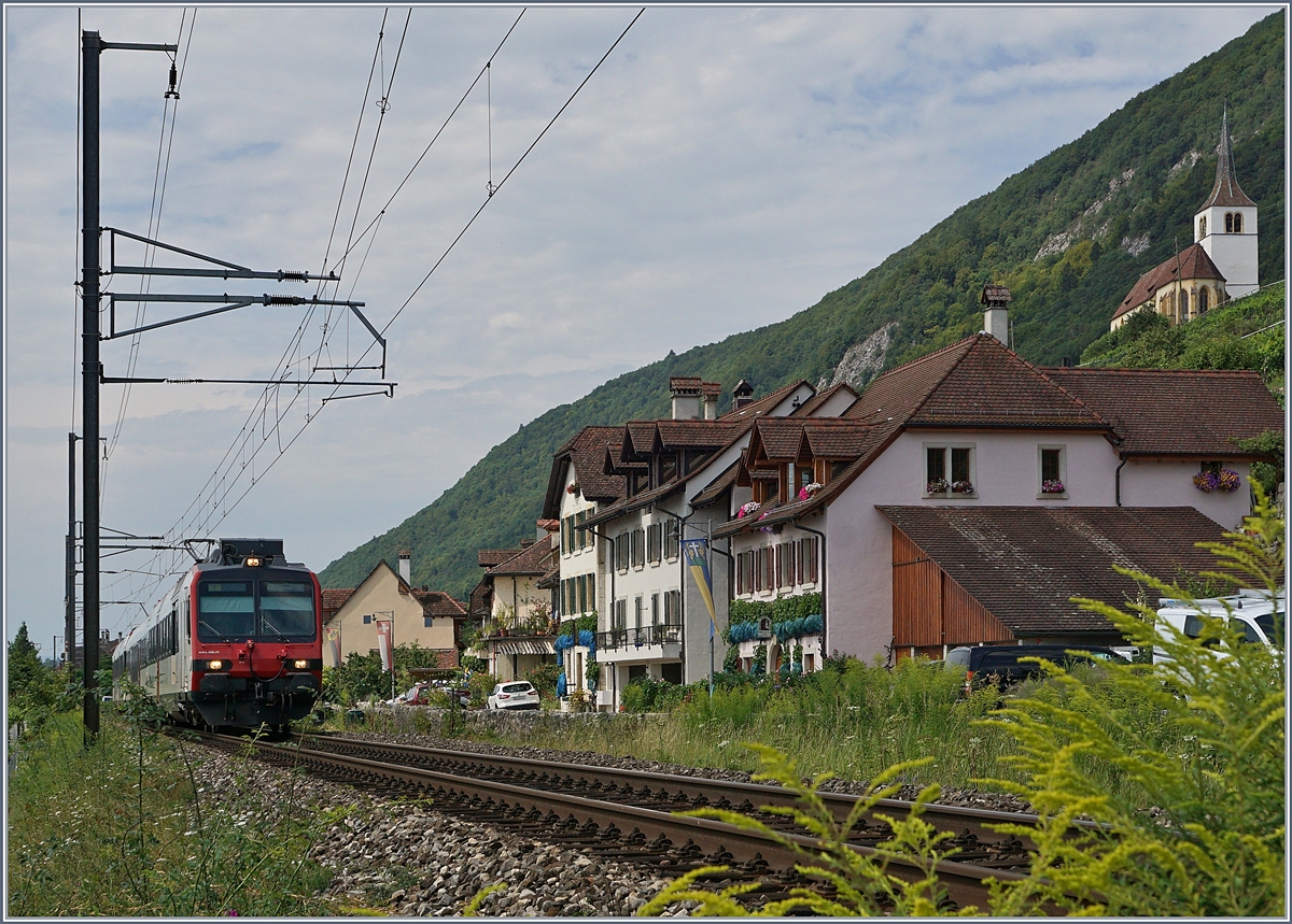 Bei Ligerz mit seiner bekannte Kirche rechts im Bild fährt ein SBB Domino Richtung Biel. 
31. Juli 2017