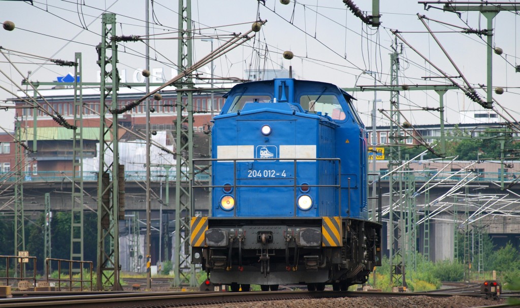 Bei der PRESS als 204 012-4 eingestellt dieselt hier die 203 215-9(LEW 1973/13564/1080kW)am 15.07.2010 durch Hamburg-Harburg.