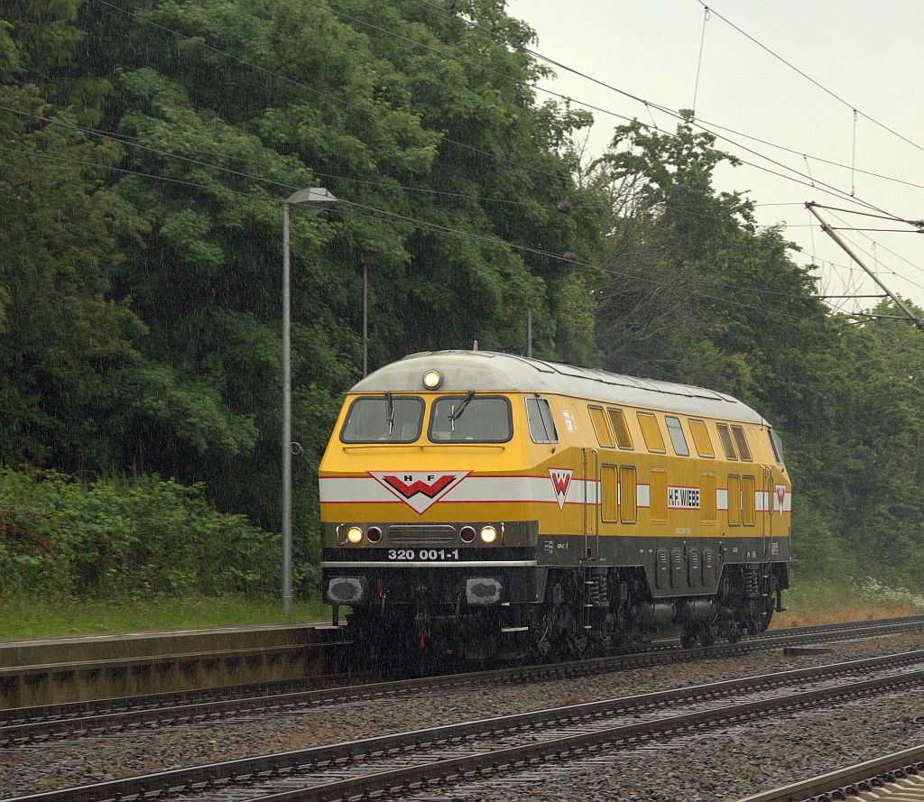 Bei typischem Nordwetter(strömender Regen) dieselte die Lok 7 320 001-1(ex DB 232 001 Henschel 1962/30400 DH4000 2x 1400 kW ) der Wiebe Bau durch Schleswig um im dänischen Padborg einen Gleisbauzug abzuholen. 24.06.2012