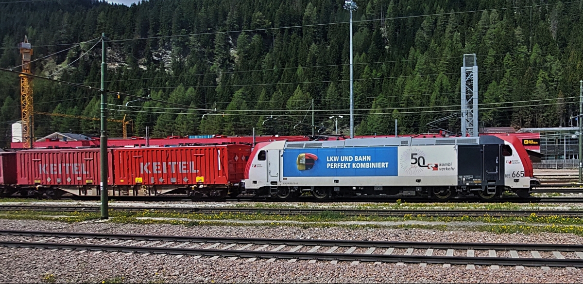 Beim Ausfahren aus dem Bahnhof Brenner konnte ich in der Abstellung die Lok 185 665 aus dem Zug im Bild festhalten. 10.05.2025 (Handyfoto).