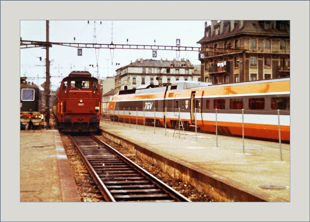 Beim Ausfall der Gleichstrompendelzüge standen Laufe der Jahre verschieden Triebfahrzeuge von SNCF und SBB im Einsatz. Neuerdings wurde sogar ein Personenwagen mit einem Pantographen ausgerüstet um bei der Traktion durch eine Diesellok (ohne Heizleitung) den Strom aus der Heizleitung beziehen zu können.

Im Bild die Regionalzüge 4018 und 4019 von und nach La Plaine beim Wenden in Genève mit der Bm 4/4 18410 Seite Genève und einer weiteren Seite La Plaine. 17. Juni 1983