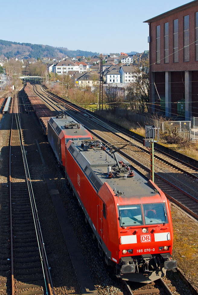 
Beim Bahnhof Werdohl fuhren sie mir nochmal vor die Linse.....
Die 185 070-0 der DB Schenker Rail Deutschland AG und die MRCE Dispolok 145 084-0 (eine ehemalige Schweizerin) und die fahren am 08.03.2014 in Doppeltraktion mit einem Güterzug (leeren Coiltansportwagen) durch Werdohl in Richtung Hagen.

Neben den Loks der BR 145 der DB wurden damals auch sechs baugleiche Loks durch die Schweizer Privatbahn MThB als Re 486 bei ADtranz bestellt. So wurde 145 084-0 bei Adtranz in Kassel (heute Bombardier) 2000 unter der Fabriknummer 33375 für die MThB - Mittelthurgaubahn AG in Weinfelden (Schweiz) gebaut und als Re 486 652-1 geliefert. Bedingt durch die Liquidierung der MThB wurde die Lok an die SBB Cargo verkauft und als 481 002-4 umgezeichnet.

Im Jahr 2005 wurde sie dann, wie weitere Re 481er, an die MRCE verkauf und vorerst als 481 004-0 geführt, im Jahr 2007 bekam die dann die NVR-Nummer 91 80 6145 084-0 D-DISPO und EBA-Nummer EBA 95T14A 084. Nun wird sie auch als 145 084-0 bezeichnet. Ab März 2007 wurde sie an die ITL  - Eisenbahngesellschaft mbH in Dresden vermietet dort wurde sie als 481 002-4 bezeichnet (und bekam bis 2011 die NVR-Nummer 91 80 6145 084-0 D-ITL).  Im Jahr 2012 war sie zeitweise auch für die NIAG unterwegs. Nun ist sie an die DB Schenker Rail Deutschland AG vermietet. 

Die TRAXX F140 AC1  (BR 185) wurde 2002 bei Bombardier in Kassel unter der Fabriknummer 33485  gebaut. Sie trägt die NVR-Nummer 91 80 6185 070-0 D-DB und die EBA-Nummer EBA 99A22A 070. 

Die Doppeltraktion gut möglich, da es zwar zwei Lokbaureihen sind, aber beide aus der TRAXX-Familie, die Ur TRAXX F140 und die TRAXX F140 AC1