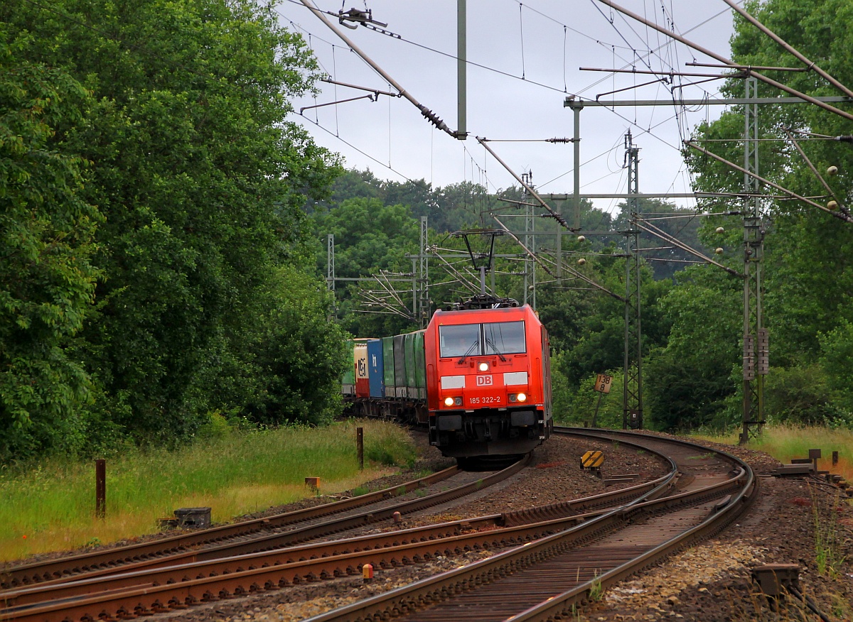 Beim frühmorgentlichen warten auf das Taxi nach Bremen(das dann wg Motorschadens nicht kam)konnte ich DBS/RSC 0185 322-2 mit dem  Hangartner -KLV am Bü Karpfenteich in Schleswig festhalten. 14.06.2014