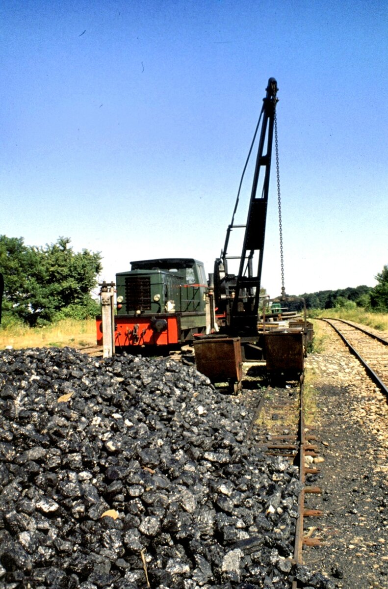 Bekohlungsanlage bei der Train Thur Doller Alsace - Dollertalbahn in Sentheim am 07.08.1979. Daneben steht eine Diesellok, wahrscheinlich Achsfolge B.