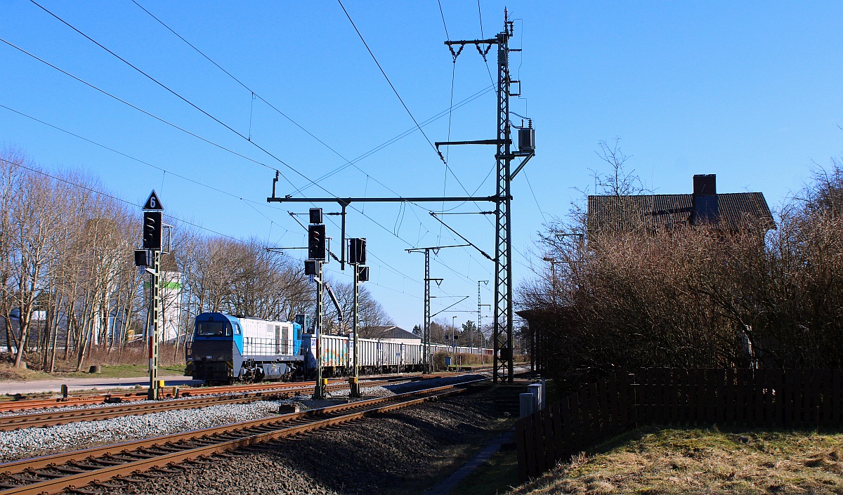 BELog/NRail 273 013-3 mit Dünger-Kalk-Zug in der Ladestrasse im Bhf Jübek, rechts das alte Bahnhofsgebäude welches im Privatbesitz ist. Jübek 11.03.2022