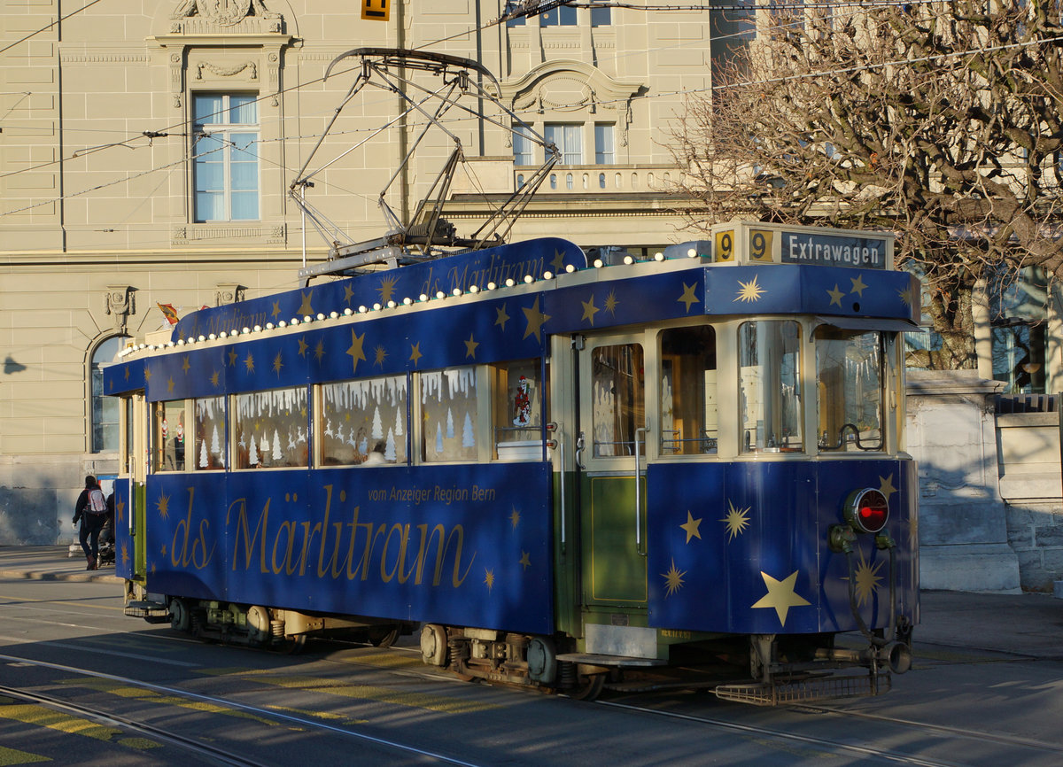 BERNMOBIL: Mit der Weihnachtsstrassenbahn  Mrlitram  in Bern unterwegs am 14. Dezember 2016.
Foto: Walter Ruetsch