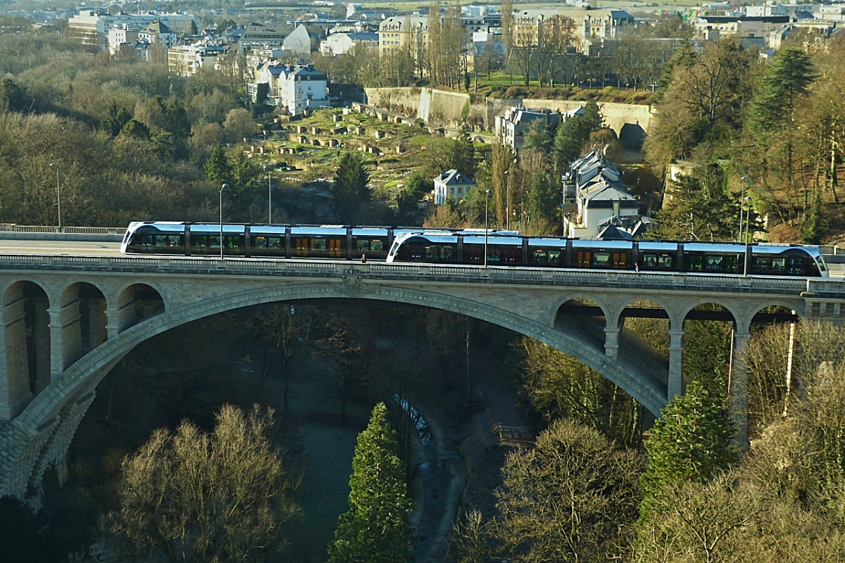 Besuch auf dem Weinachtsmarkt in der Stadt Luxemburg, vom Riesenrad habe ich am 21.12.2021, diese Straßenbahnbegegnung auf dem „Pont Adolphe“ festgehalten. Wir wünschen allen Besuchern unserer Seite einen guten Rutsch. 