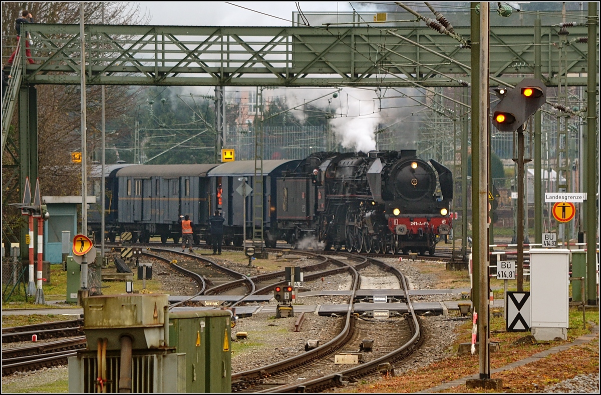 Besuch der Grande Dame 241-A-65 in Konstanz.

Noch in Kreuzlingen aber schon auf Gleisen der DB. Dezember 2015.