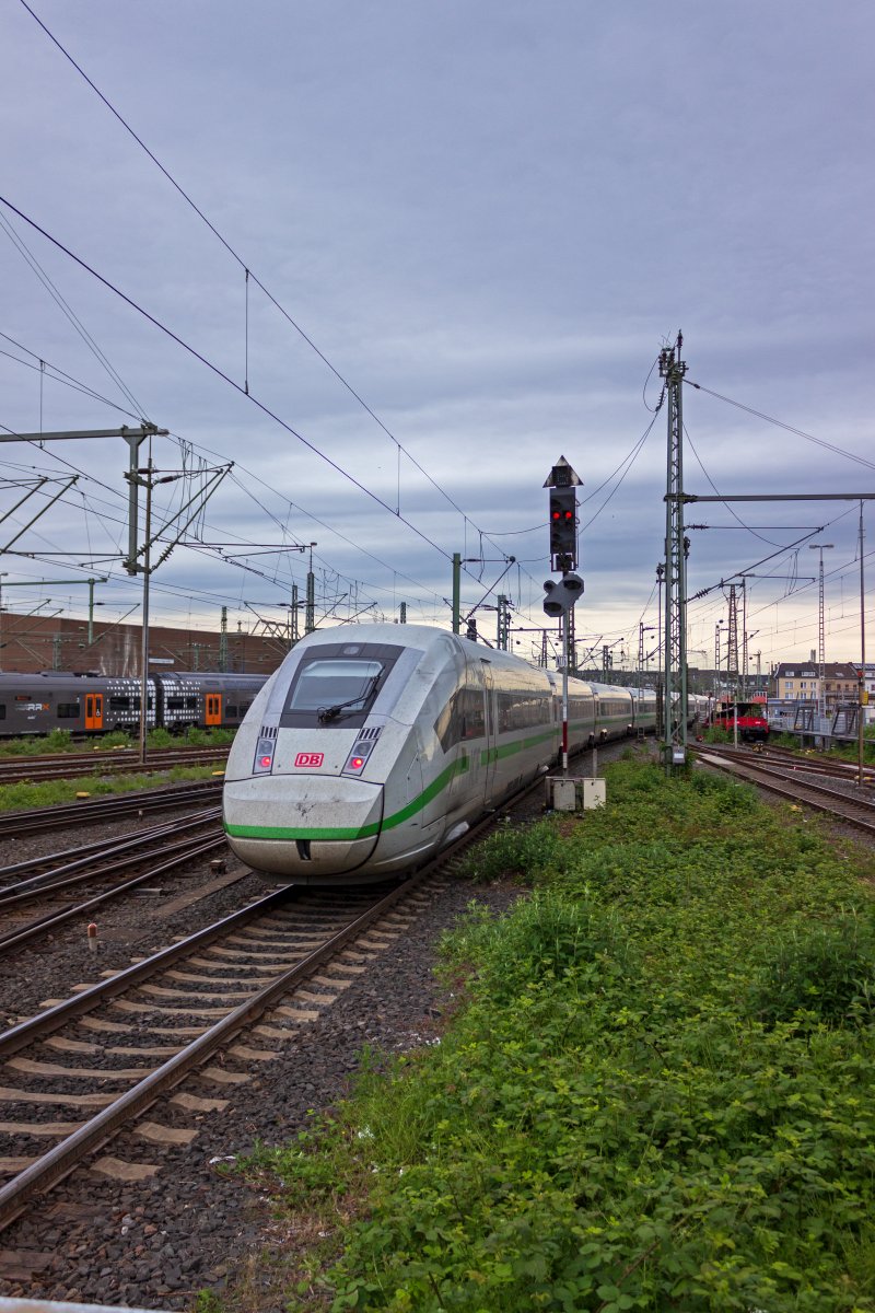 Bevor die DB begann, die Endwagen der gesamten ICE-Flotte mit grnen Streifen zu bekleben, gab es mit dem ICE4 Triebzug 9024 einen vollstndig  ergrnten  ICE, der fr klimaschonendes Reisen mit der Bahn warb. Am 16.05.19 verlsst der Zug mit dem Endwagen 812 024 am Zugschluss Dsseldorf in Richtung Dortmund.