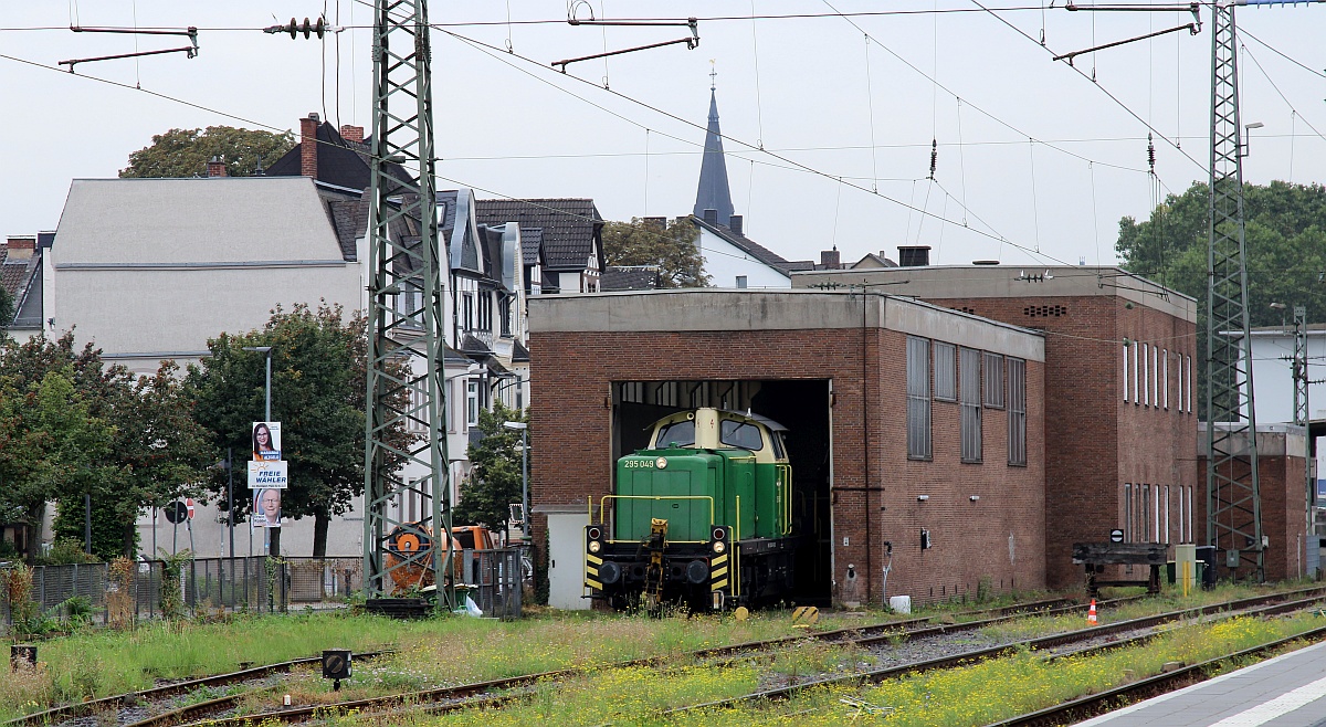 Bild 2: Arbeitsbeginn für die Vulkan-Eifen-Bahn V90 die hier langsam aus der Halle rollt.... Neuwied 17.09.2021