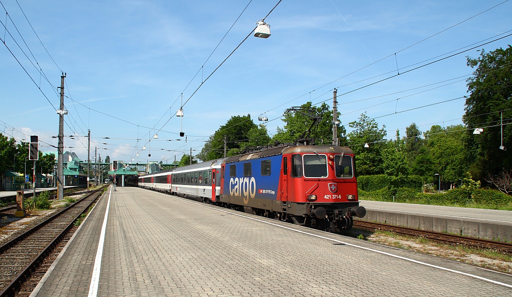 Bild 2 vom EC 193 nach München mit Zuglok 421 371-6 der hier gerade Bregenz verlässt. 02.06.12