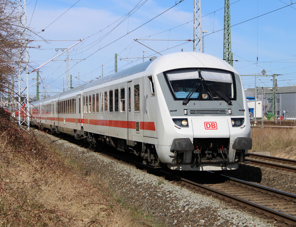 Bimmdzf 287 als IC 2239(Warnemünde-Leipzig)bei der Ausfahrt im Rostocker Hbf.03.04.2021