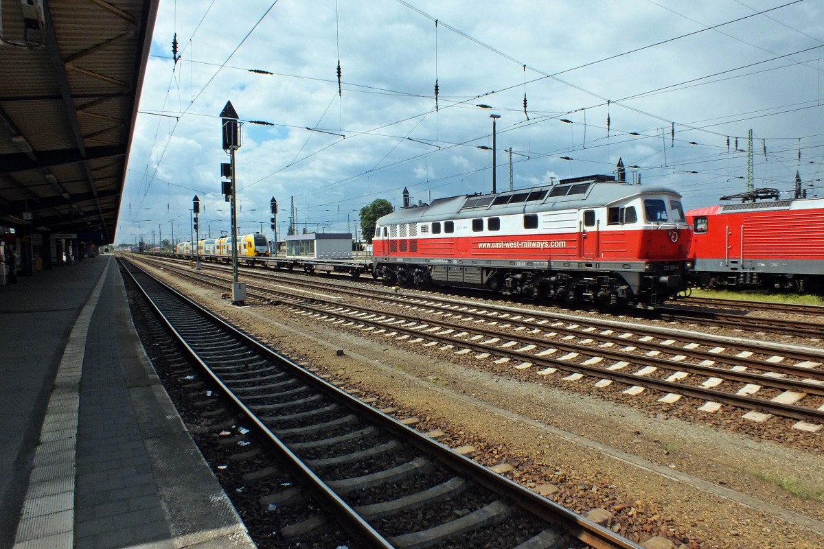 Bis hierhin gab es keine fotografierbaren G�terzugbewegungen im Bahnhof, doch dann ein erstes Highlight: 232 005, die Schenker von EWR zur�ckgekauft hat, ersetzt eine 185 vor diesem schlecht ausgelasteten KLV-Zug und macht erstmal noch ne gute Stunde Pause. Satte Dieselsounds gab's aber auch danach nicht. Bei 40km/h in der Ausfahrt schonte der TF die Dieselmotoren und lie� seine Lok kaum h�rbar aus dem Bahnhof schnurren.