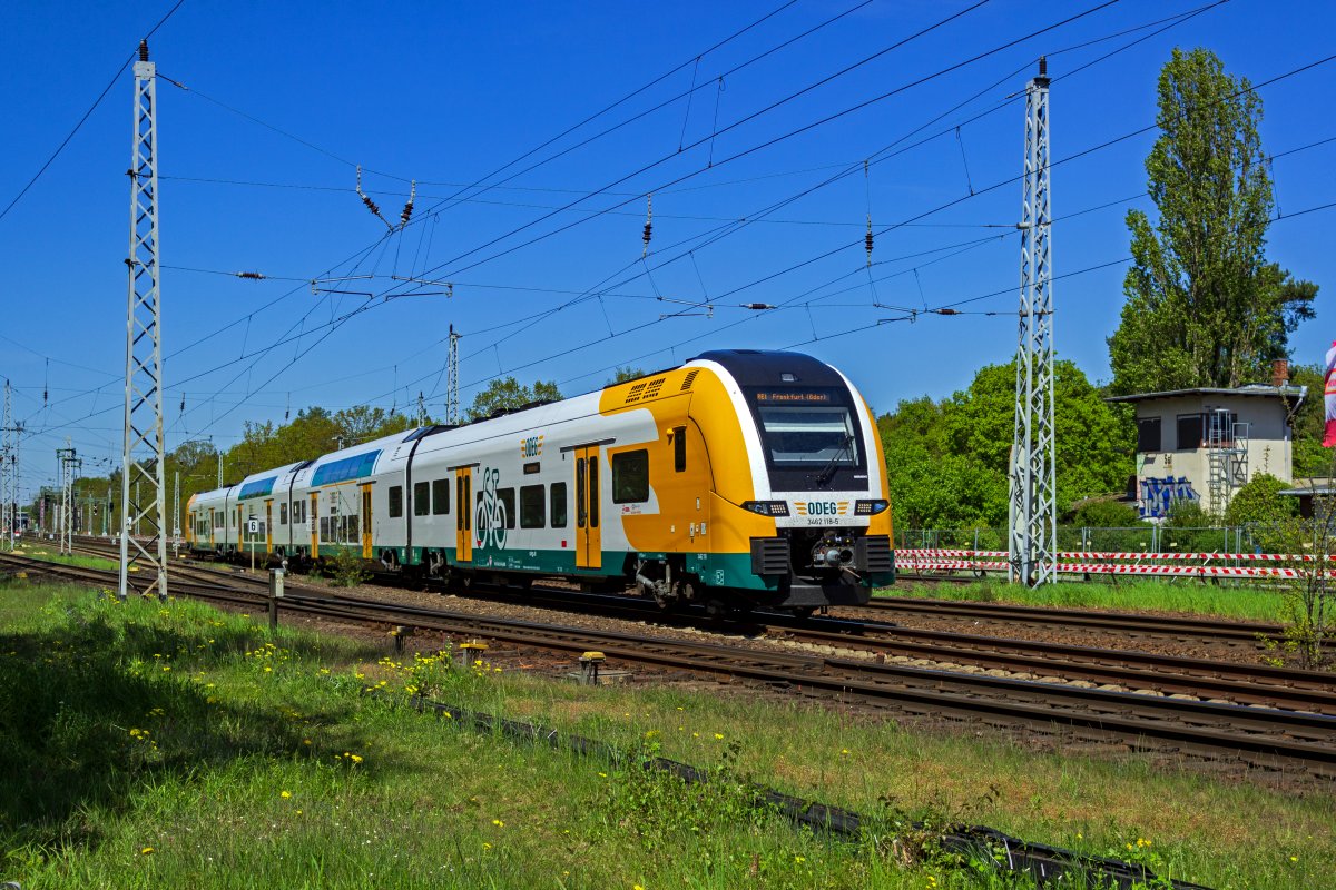 Bis zur Inbetriebnahme des ESTW Kpenick war das Stellwerk Sst fr den Verkehr an der Abzweigstelle Stadtforst zustndig, die seither als Bahnhofsteil zum Bahnhof Berlin-Kpenick gehrt. 3462 118 passiert auf der Fahrt in Richtung Frankfurt das ehemalige Stellwerksgebude.