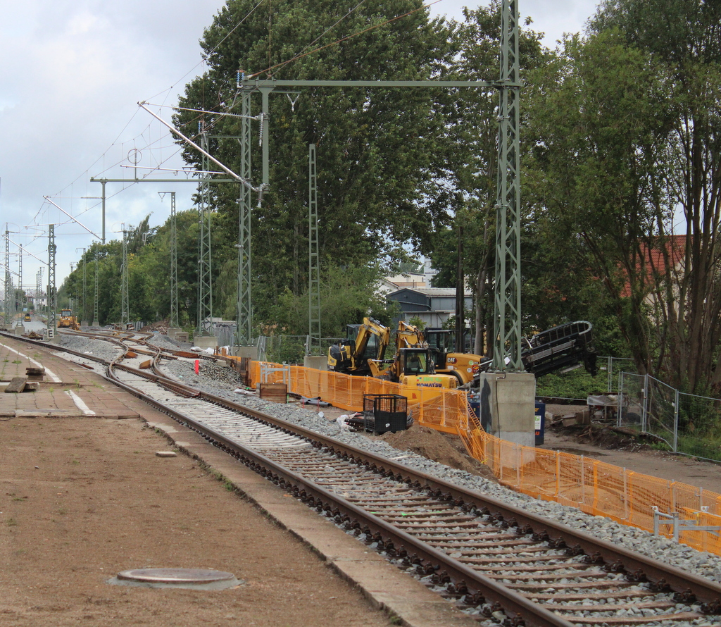 Blick am Morgen auf die Baustelle am S-Bahnhof Rostock-Holbeinplatz.04.08.2023