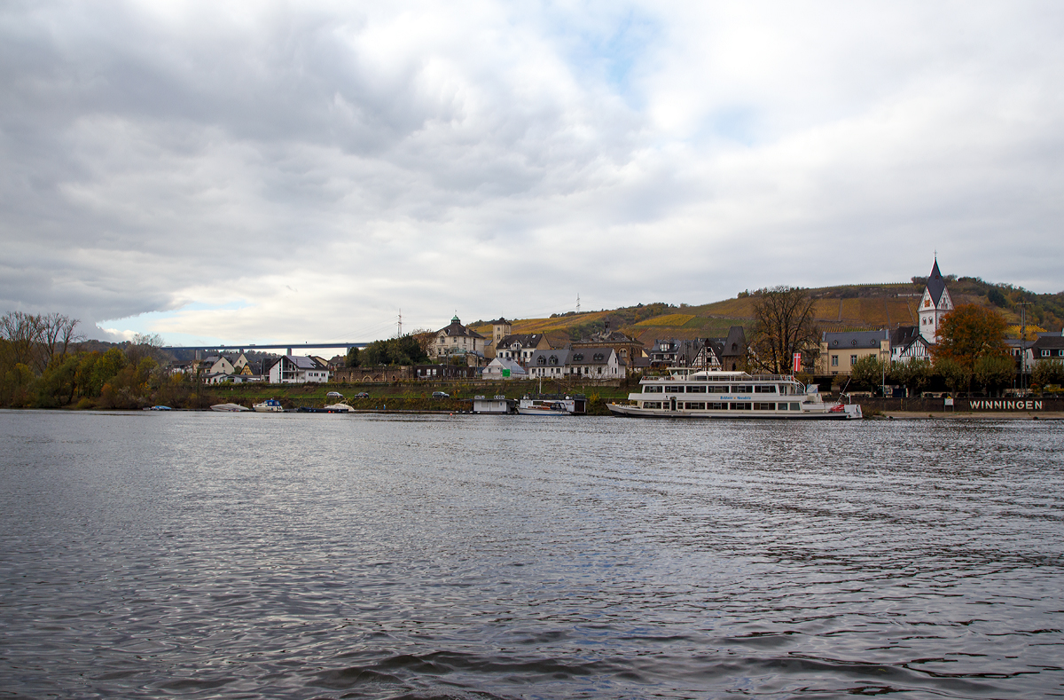 
Blick von der anderen Moselseite auf Winningen/Mosel am 30.10.2017.