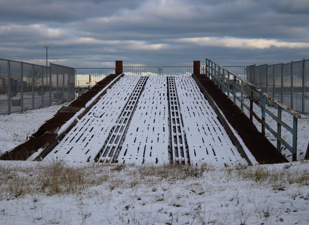 Blick auf die alte Rampe hinter dem Bahnhof Warnemünde.07.01.2024