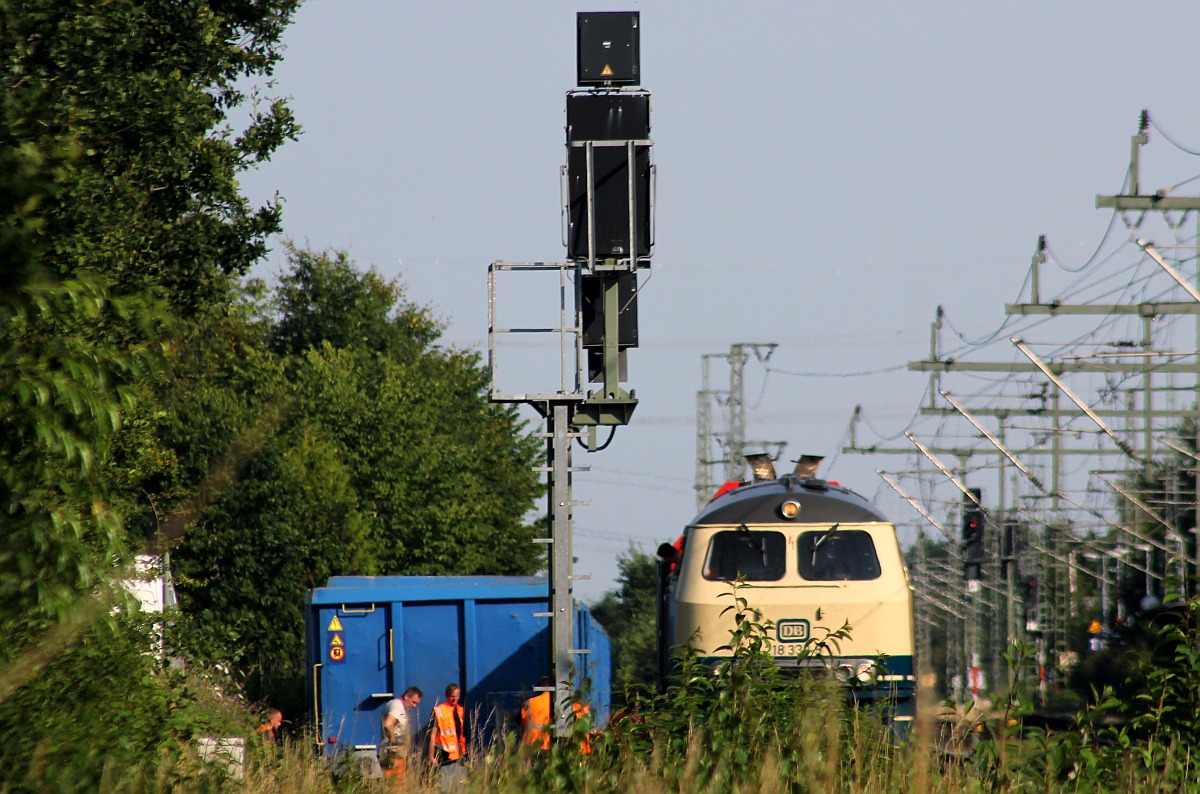 Blick auf einen kleinen Rangierunfall in Jübek....links der  tiefer gelegte  Eaos Wagen und rechts die DB 218 330 mit dem Netz Notfalltechnikwagen aus Kiel. Jübek 19.07.2022