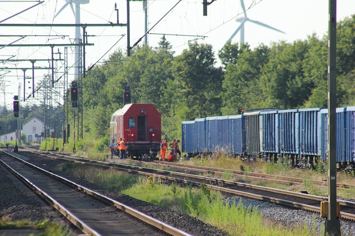 Blick auf den  Rangierunfall  im/am Ladegleis in Jübek.....der erste Wagen steht neben dem Gleis und wird wohl im Laufe des Abends wieder auf das Gleis gesetzt. Jübek 19.07.2022