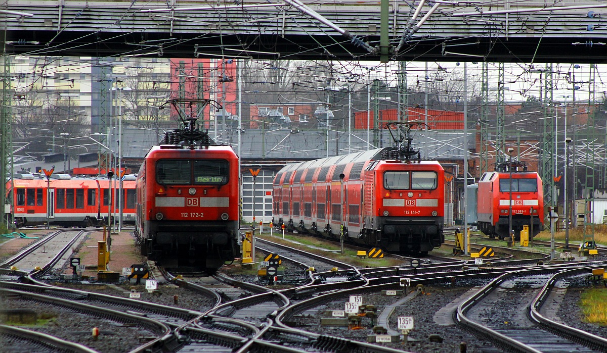 Blick aus dem Hbf auf die Abstellgruppe am Bw Lbeck, 6112 172 und 141 sowie die 6152 069 sind dort abgestellt. Lbeck 12.12.2015