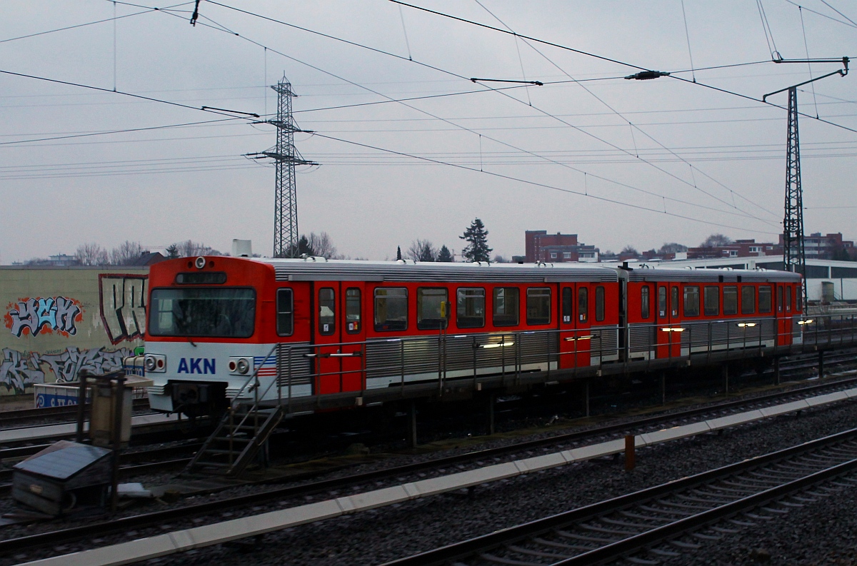 Blick aus dem vorbeifahrenden Zug auf einen Triebwagen der AKN der hier unweit des S-Bahnhofes Eidelstedt in seinem Abstellbereich steht. Hamburg 21.02.2015