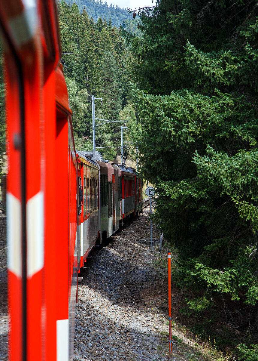 Blick aus unserem MGB-Zug am 07 September 2021 kurz (ca. 800 m) hinter Fürgangen-Bellwald beginnt  wieder der Zahnstangeabschnitt (System Abt) hinab nach Fiesch.

Hier in der Blickrichtung (Zugende) mit dem Schild „E“ als Ende der Zahnstange gekennzeichnet, von der anderen Seite zeigt das Schild ein „A“ für Anfang.
