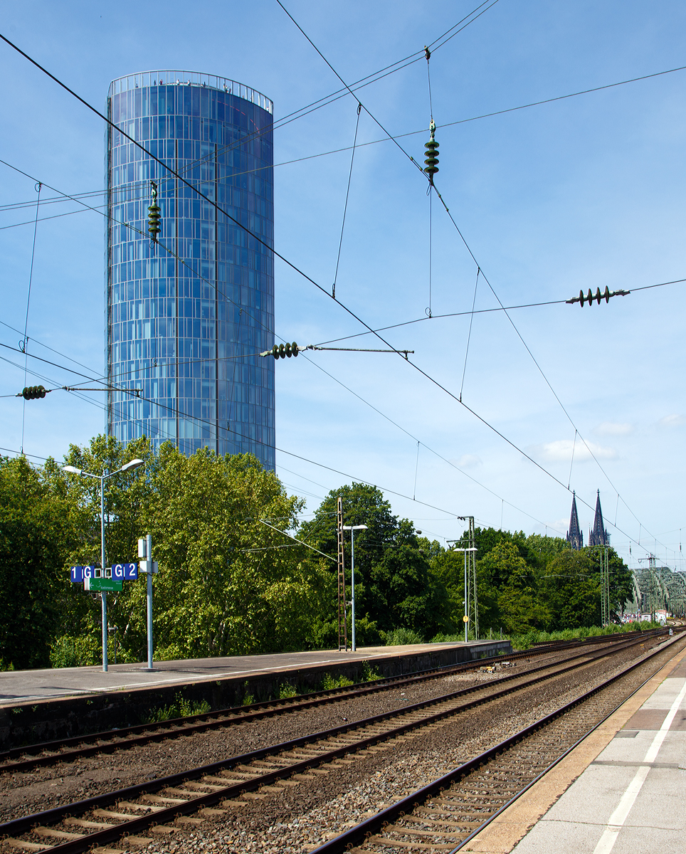 Blick vom Bahnhof Köln Messe/Deutz am 01.06.2019. Links KölnTriangle Panorama, welches oben eine Aussichtsplattform hat, wo am einen tollen Rundblick über Köln, wie dieses
https://hellertal.startbilder.de/bild/Deutschland~Bahnhochbauten~Brucken/654221/blick-von-der-aussichtsplattform-der-koelntriangle.html  
hat. 

Rechts der Kölner Dom und noch ein Stück Hohenzollernbrücke.
