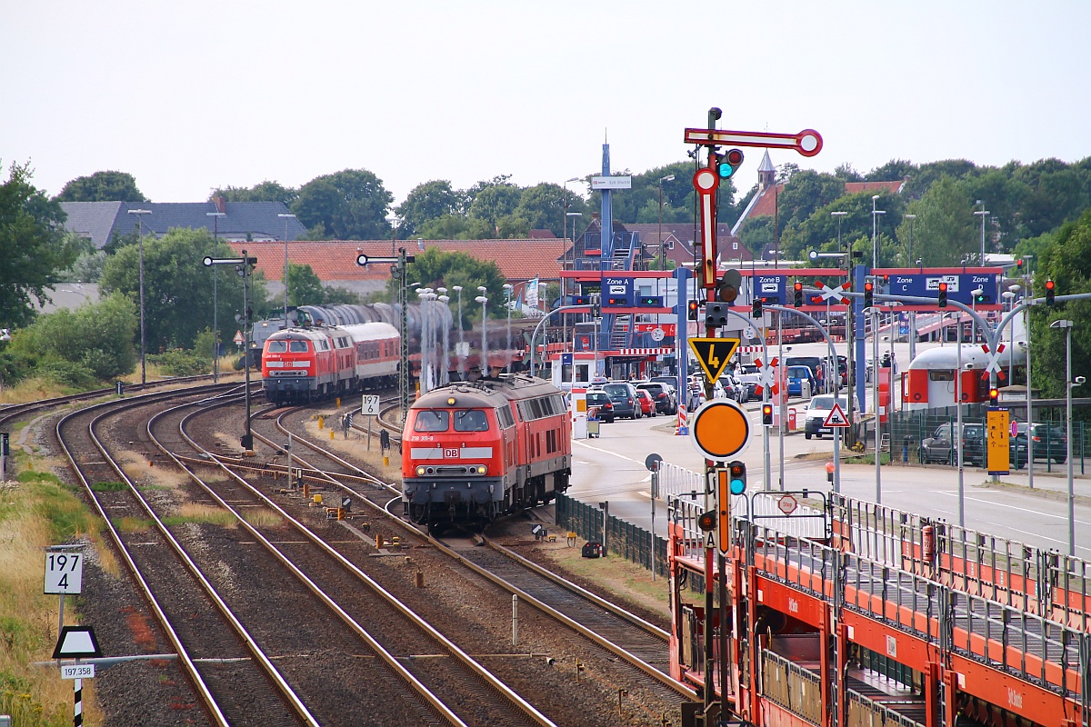 Blick von der Brücke auf einen Teil der Autoverladung in Niebüll...die beiden 218er haben gerade einen AZ gebracht und werden nun umrangiert, im Hintergrund steht die AZ Reserve und die CFL Cargo Lok 1510 rangiert mit Ölern...Niebüll 22.07.2014