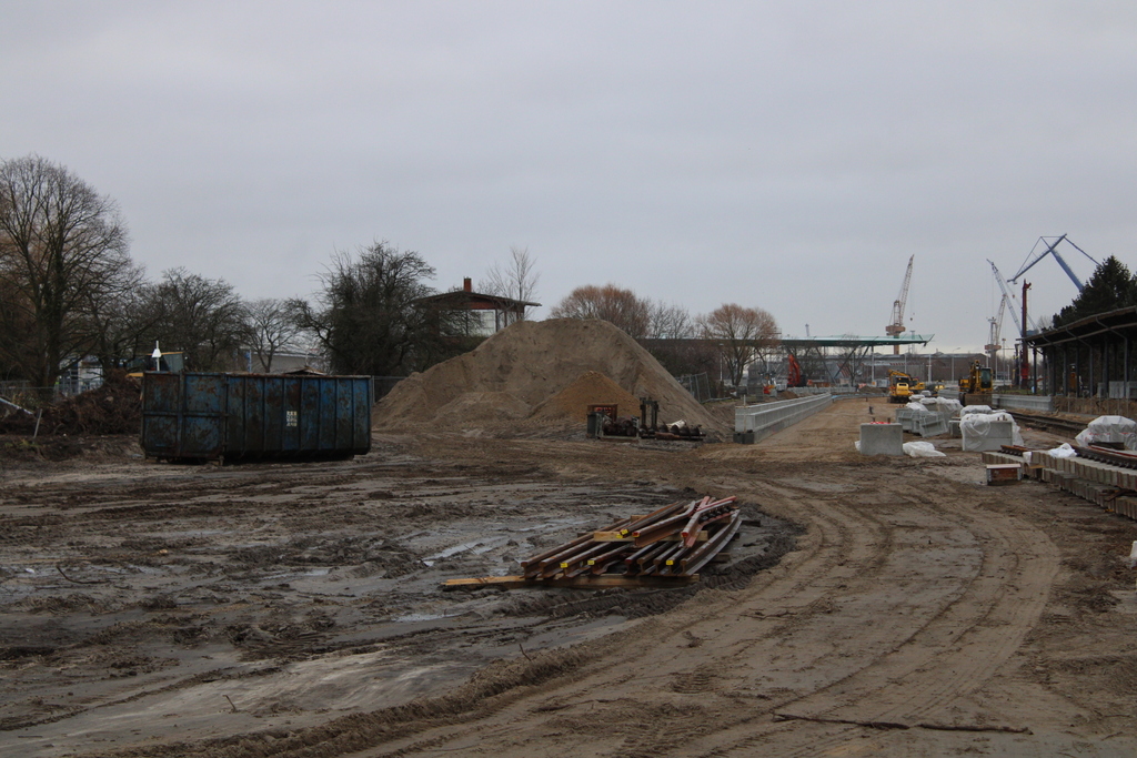 Blick durch dem Bauzaun im Bahnhof Warnemünde am 19.01.2020