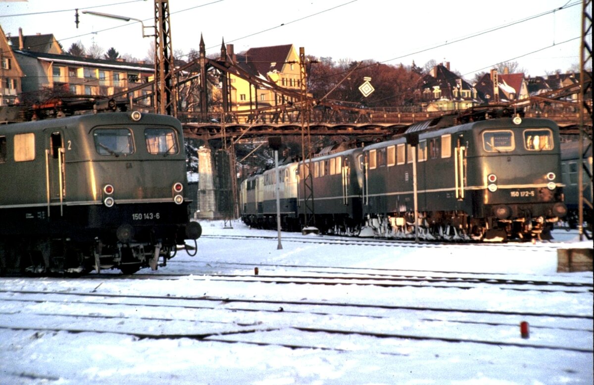 Blick ins ehemalige Bw Ulm Lokabstellgruppe für Elloks bei der Neutorbrücke: 150 143-6, 150 172-5 und weitere 150 und 140 in Ulm am 07.12.1980. 
