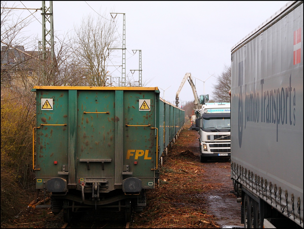 Blick von der Laderampe auf die Entladung der Wagen der Fa.Freigthliner, rechts der LKW war abgestellt dahinter war schon reichlich Holz gestapelt worden so das nur ein schmaler Weg blieb für die Entladung. Jübek Ladestrasse 15.03.2014