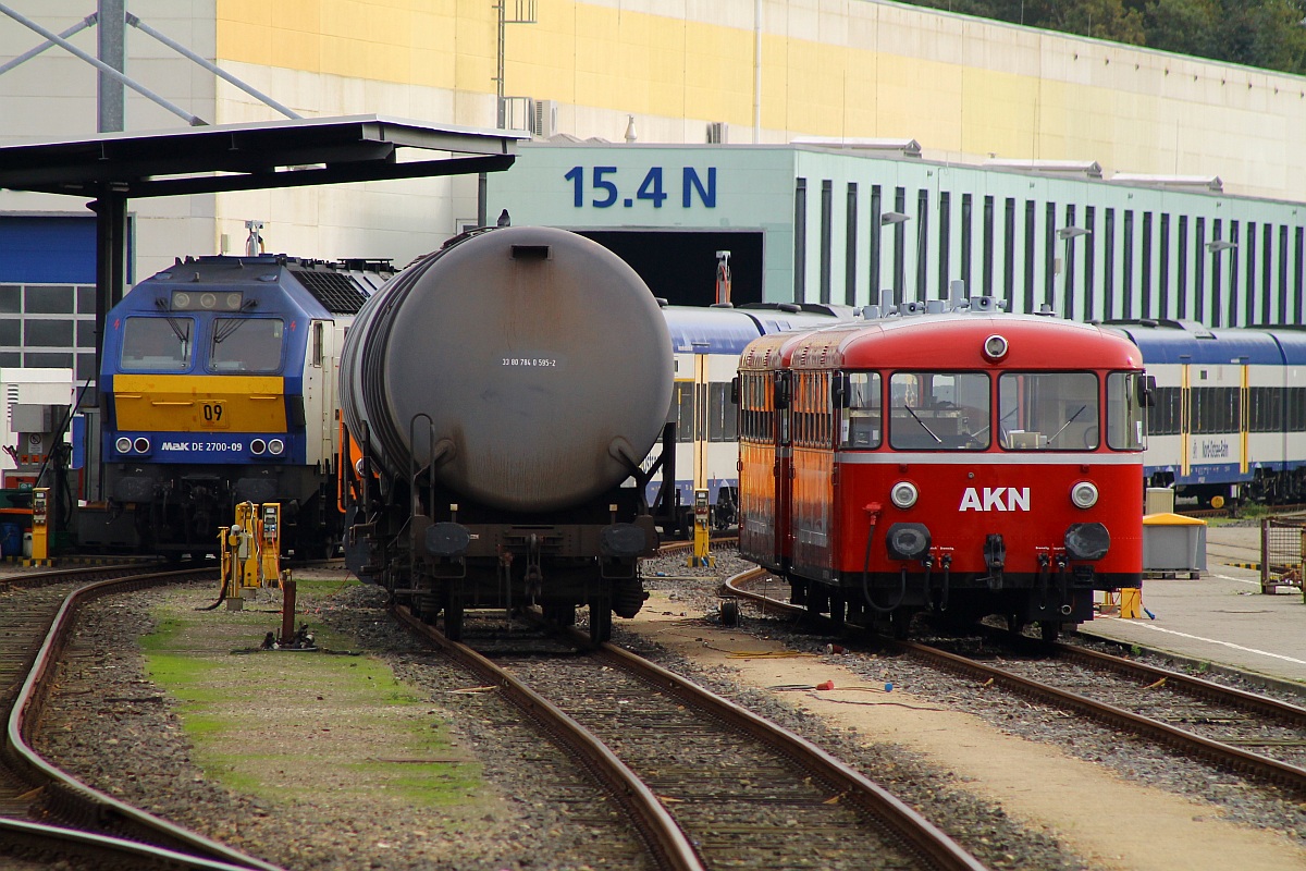 Blick in das NOB Bw in Husum, MaK DE 2700-09 wurde mit ihrem Wagenpark abgestellt und versteckt sich hinter zwei Kesselwagen und die wegen der Husumer Hafentage extra als Sonderfahrt angekommenen AKN Triebwagen VT 3.08 und 3.09 wurden ebenfalls mitten im Bw abgestellt. Husum 19.10.2013