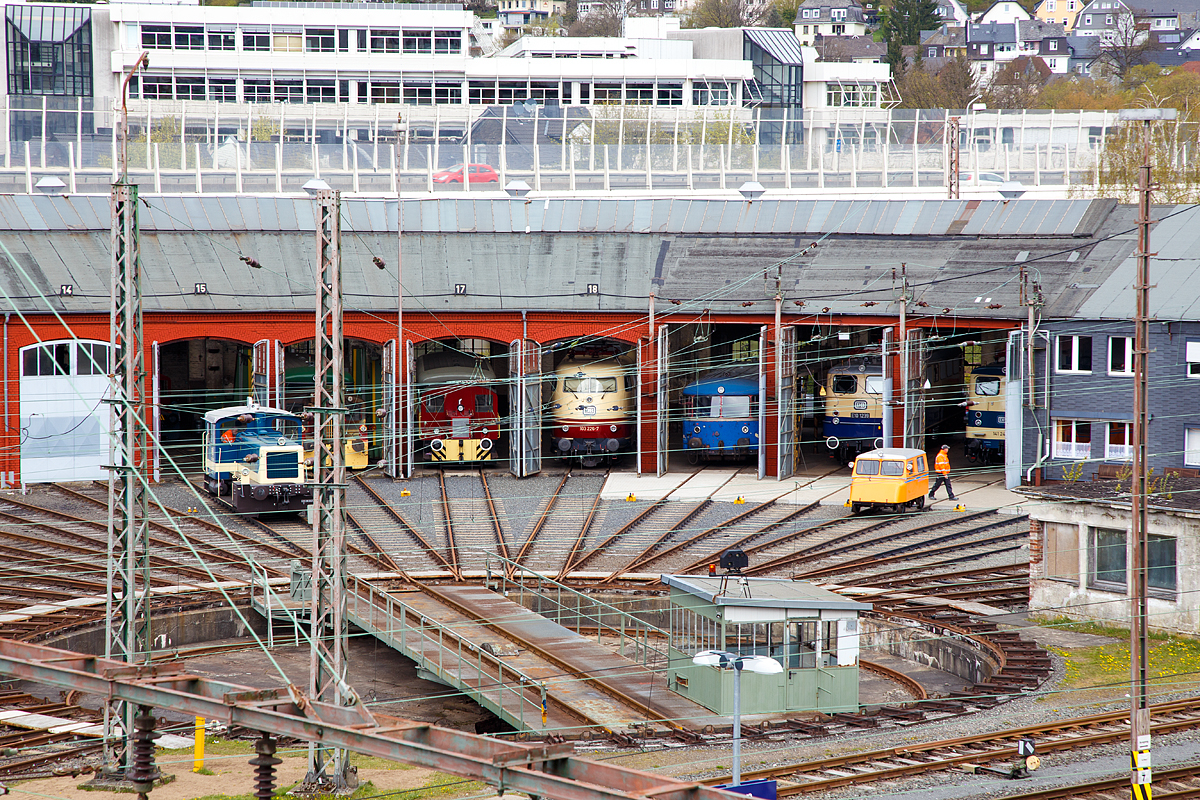 Blick vom Parkdeck der City Galerie auf die offene Tore des Siegener Ringlokschuppens, hier befindet sich das S�dwestf�lische Eisenbahnmuseum, wo am 23.04.2017 Museumstag war.