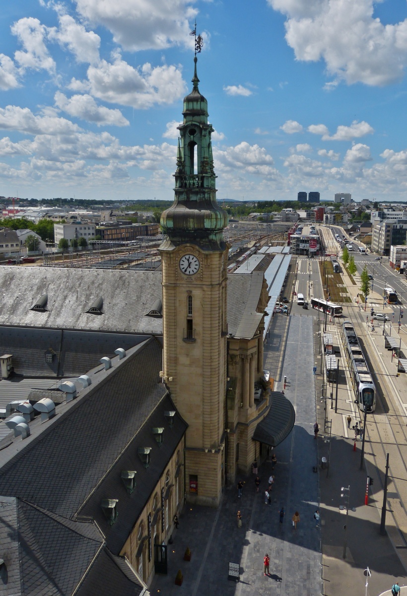 Blick vom Riesenrad auf dem ehemaligen Busbahnhof auf den Bahnhofsvorplatz der Stadt Luxemburg auf den Bahnhofsturm. 06.2022