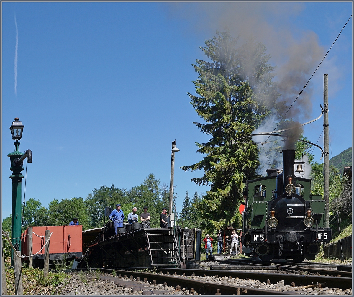 Blonay Chamby  Schweizer Dampf Festival 2019  - die 1890 gebaute LEB G 3/3 N° 5 erreicht die Bekohlungsanlage in Chaulin.

8. Juni 2019die 