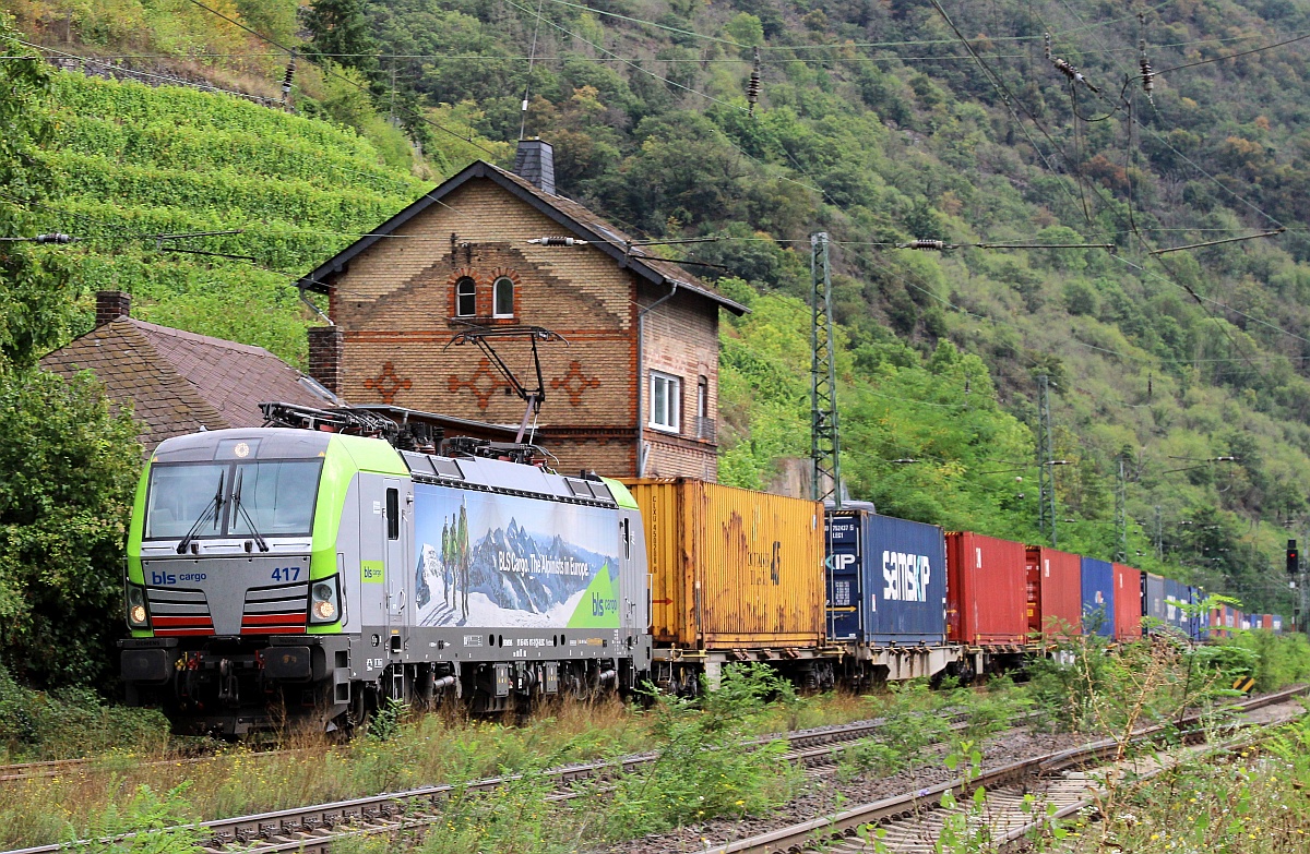 BLS 4475 417-2 mit SamSkip Containerzug. Kaub 16.09.2021