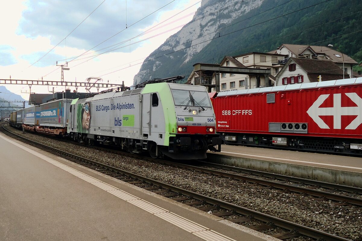 BLS 486 504 dönnert mit ein KLV am Haken am 4 Juni 2014 durch Erstfeld.