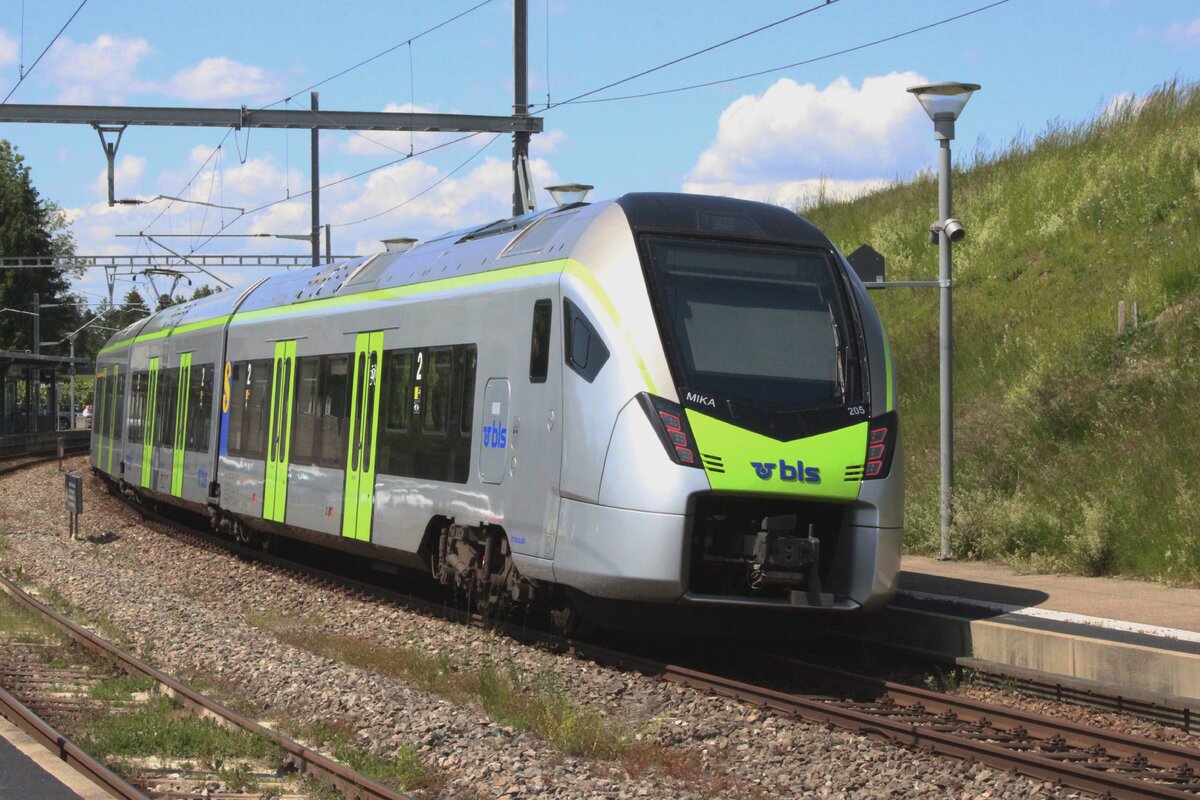 BLS 528 205 treft am 18 Mai 2025 in Tägertschi ein.