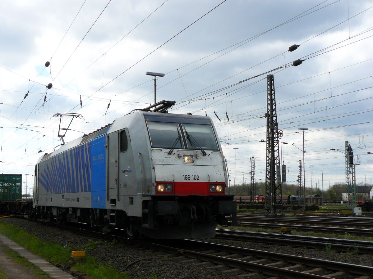 BLS Cargo / Railpool Lok 186 102-0 (NVR nummer: 91 80 6186 102-0 D-Rpool) Gterbahnhof Oberhausen West, Deutschland 17-04-2015.

BLS Cargo / Railpool loc 186 102-0 (NVR nummer: 91 80 6186 102-0 D-Rpool) Goederenstation Oberhausen West, Duitsland 17-04-2015.