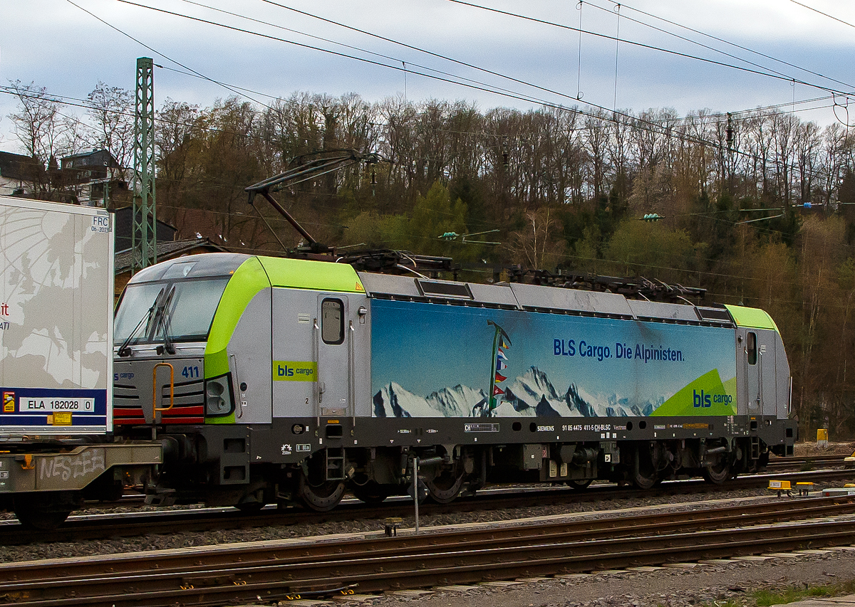 BLS Cargo. Die Alpinisten. .....
Die BLS Cargo 411 – Re 475 411-5 (91 85 4475 411-5 CH-BLSC) fährt am 17.04.2021 mit einem KLV-Zug durch Betzdorf/Sieg in Richtung Köln.

Die Siemens Vectron MS wurden 2017 von Siemens unter der Fabriknummer 22072 gebaut, sie hat die Zulassungen für CH/ D/ A/ I / NL und kann so vom Mittelmeer bis an die Nordsee ohne Lokwechsel durchfahren.